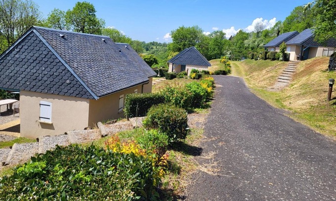 Paulhenc Cabaña | Cozy Cottage with Pool in Scenic Cantal, Near Medieval Sites and Outdoor Activities