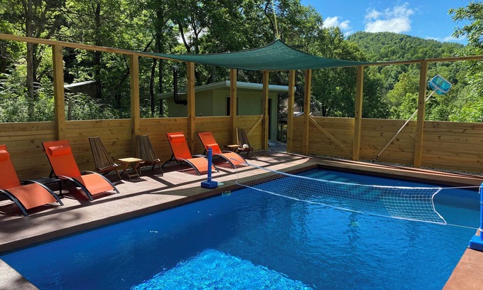 Lovingston Cabaña | Cozy cottage with PRIVATE hot tub and year round pool.