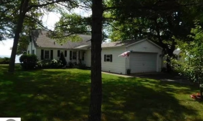 East Tawas Cabaña | Cozy cottage with WiFi in East Tawas - 3 bedrooms