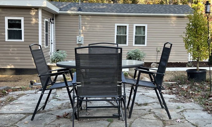 Rippon Cabaña | Cozy Cottage / Writers Retreat . Nestled in the woods . Private