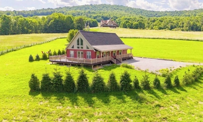 Stamford Chalet De Esquí | Cozy Country Cabin with Amazing Mountain Farm Views and Nearby Lake! EV-King Bed