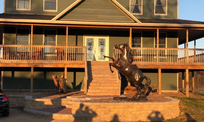 Montello Otro | Cozy Country Farm House - 4,000 sq ft