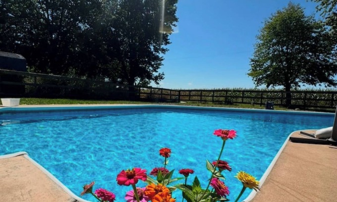 Goshen Casa | Cozy Country Home/Hot Tub/Pool/WI-FI/King Bed/Gym
