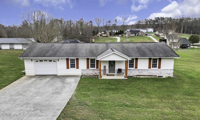 Rocky Top Casa | Cozy country home on 1.5 fenced acres - 10 min from Norris Lake & ATV Trails