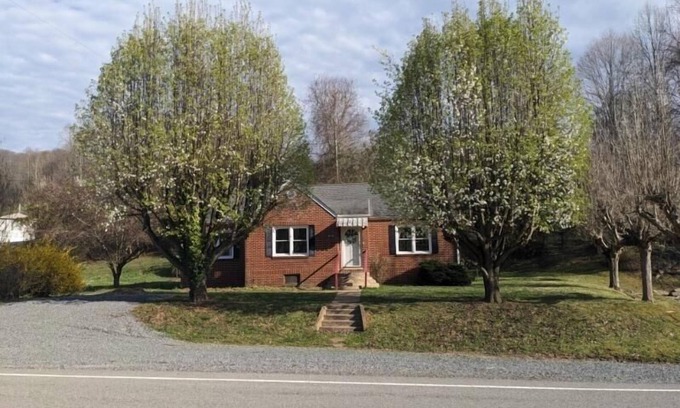 Lynn Garden Casa | Cozy Country Home tucked away in the scenic Appalachian Mountains