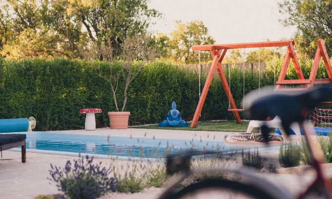 Drnis Casa | Cozy country home with heated outdoor pool