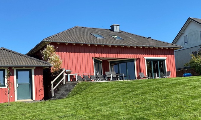 Irmenach Casa | Nueva casa de campo 'Red Milan' con fantásticas vistas
