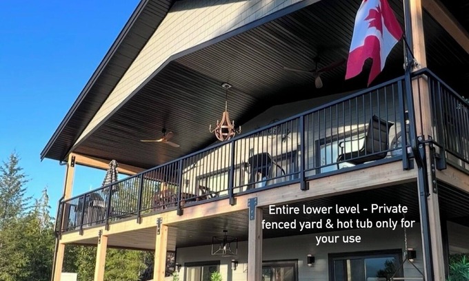 Eagle Bay Apartamento | Cozy Country Retreat at the Baker Ranch with hot tub. Pet friendly. Lake view.