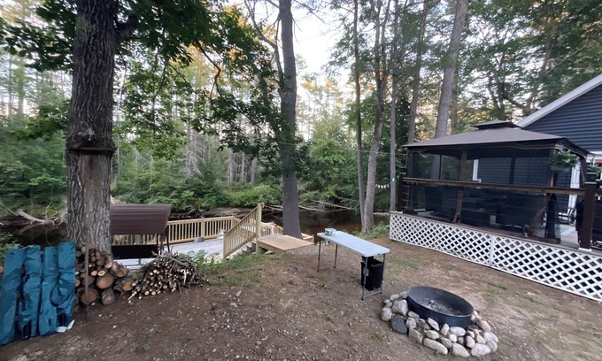 Casco Cabaña | Cozy countryside cottage located on Crooked river in Naples Maine.
