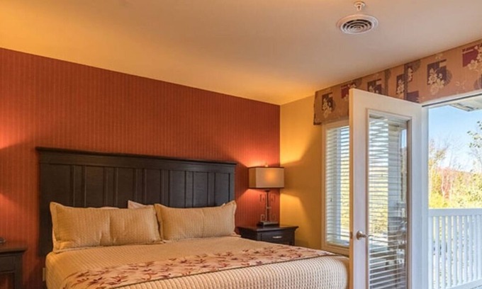 Brainard Condominio | Cozy couple resort style condo overlooks the beautiful Massachusetts mountains.