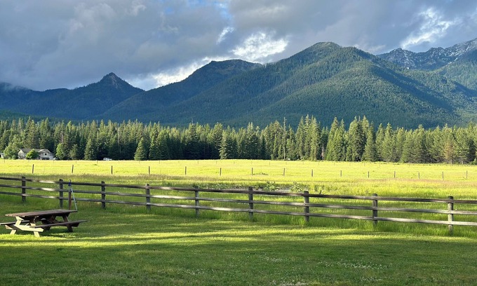 Kalispell Cabina | Cozy Couples cabin, hikers delight, epic Mountain View