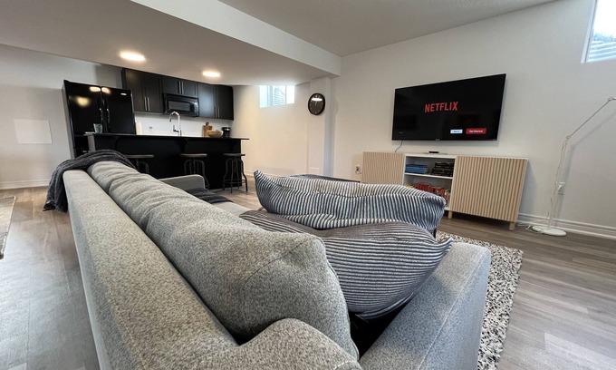 Beamsville Apartamento | Cozy Couples Getaway | Walk to Wine Country & Bruce Trail