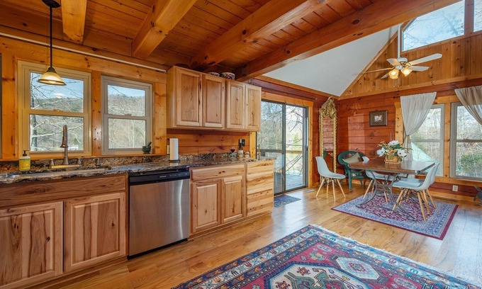 Vein Mountain Cabina | Cozy Cove Cabin | Pet Friendly & Creek Access