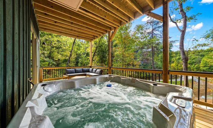 Sevierville Cabina | Cozy Cove Retreat w/ Lake View, Hot Tub, FirePit!