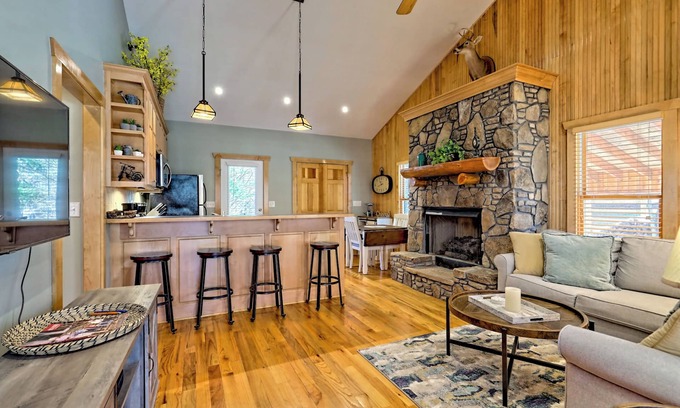 Elf Cabina | Cozy Cove Retreat - by Chatuge Home Concierge Private Swim Dock, kayaks, grill