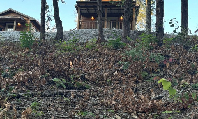 Fort Towson Cabina | Cozy Creek cabin in charming Fort Towson with WiFi access