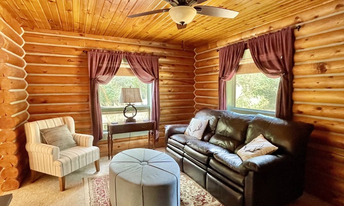 Darby Cabina | Cozy Creek Log Cabin - 2 Br 1 Ba with seasonal creek, fruit trees and wildlife