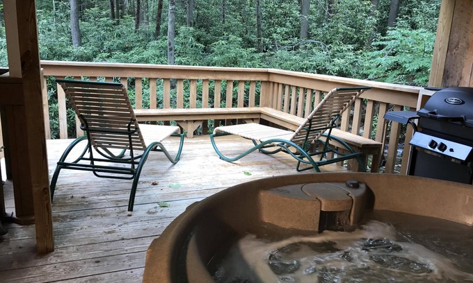 Candler Cabaña | Cozy Creek en un Mtn ruidoso. Cala-Jacuzzi, Chimenea, Romántica, Vista, Parrilla, WiFi gratuito, Privado