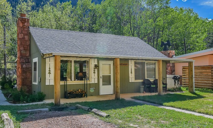 Cascade-Chipita Park Cabaña | Cozy, creekside cottage in the foothills of Pikes Peak