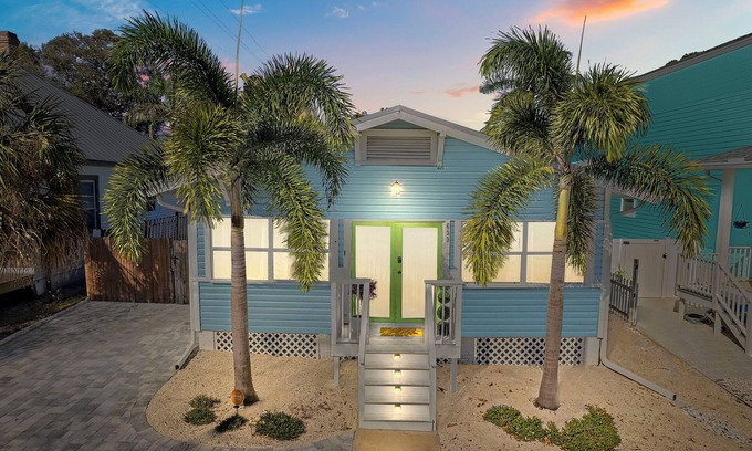 Bradenton Casa | Cozy Creekside Bungalow