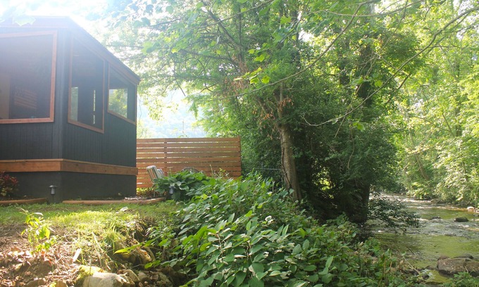 Hampton Cabina | Cozy Creekside Cabin 1.5 miles from Lake Watagua and Cherokee National Forest.