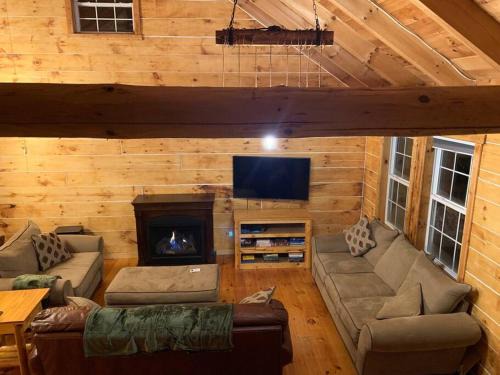 Laurelville Casa | Cozy Creekside Cabin in the heart of Hocking Hills