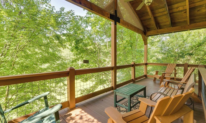 Hayesville Cabina | Cozy Creekside Cabin w/ Fire Pit & Views!