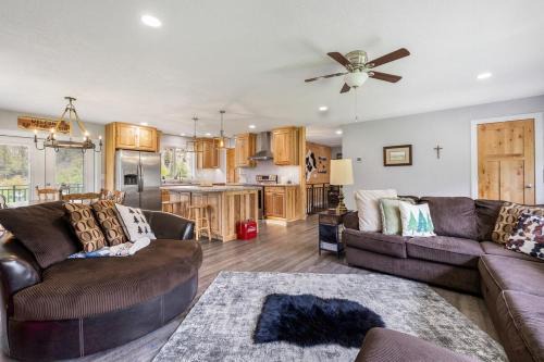 Rimrock Casa | Cozy Creekside Cabin