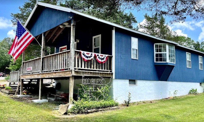 Mountain View Cabaña | Cozy Creekside Cottage next to City Park. Walk to mainstreet!