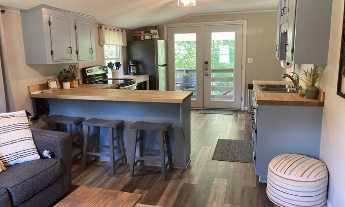 Barnardsville Casa | Cozy Creekside Guesthouse - 25min to Asheville