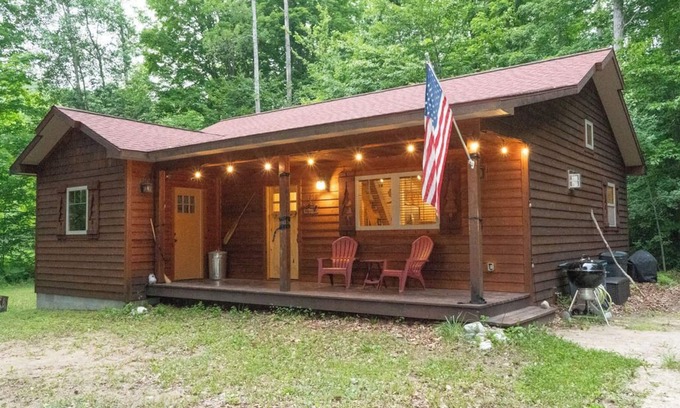 Mancelona Cabina | Cabina nueva y personalizada con comodidades de primera línea en Bellaire, Michigan.