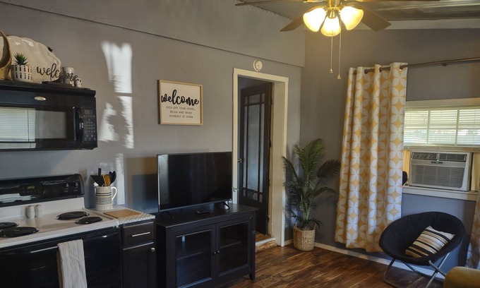 Longview Casa | Cozy, Cute home, minutes from Everything!