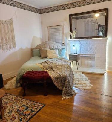 Ozark Apartamento | Cozy, Cute, Private Ozark Suite 5 Mins to Hospital