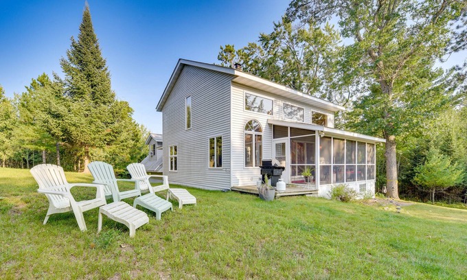 Markville Cabina | Cozy Danbury Escape: Snowmobiling & Ice Fishing!