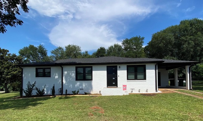 Athens Casa | Cozy Dawg retreat in Athens. Newly renovated 3/2 home.