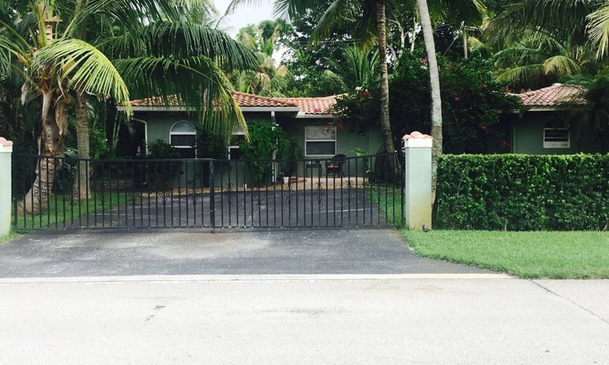 Delray Beach Casa | Acogedor retiro tropical con piscina y golf en el patio trasero