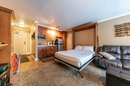 Truckee Casa | Cozy Deluxe Studio #131 at Donner Lake Village