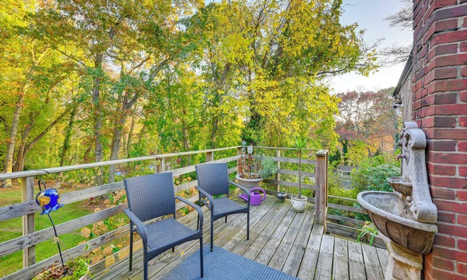 Dix Hills Apartamento | Cozy Dix Hills Apt w/ Deck ~ 7 Mi to Beach!