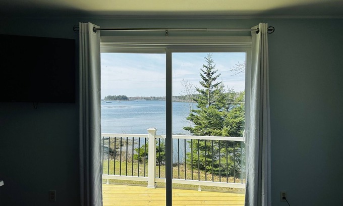 Saint George Casa | Cozy Dockside House on Wheeler's Bay