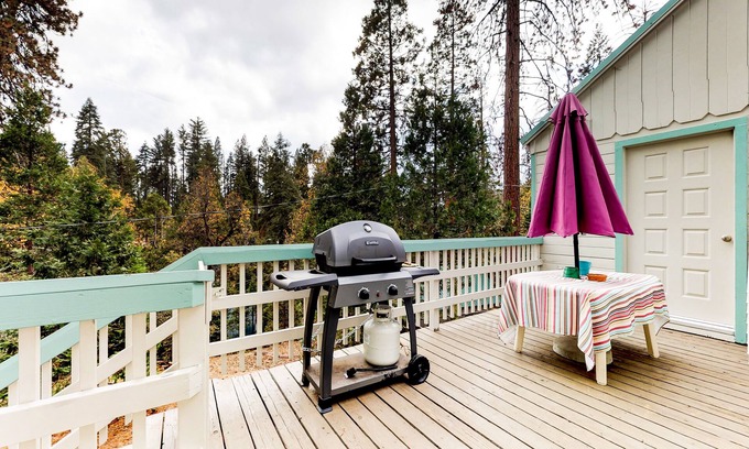 West Village Casa | Cabina acogedora y acogedora para perros a minutos de Shaver Lake, pueblo cercano, y más.