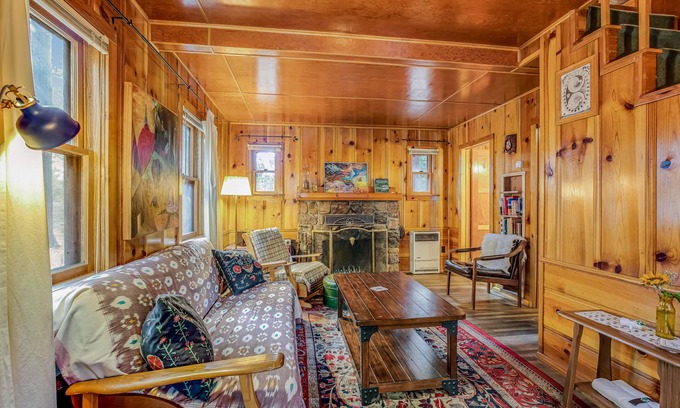 Idyllwild Cabina | Cabina acogedora histórica con gran cubierta, chimenea de roca original y loft!