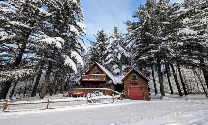 Sunday River Area Cabina | Cozy Dog Friendly Cabin 8 Miles to Sunday River