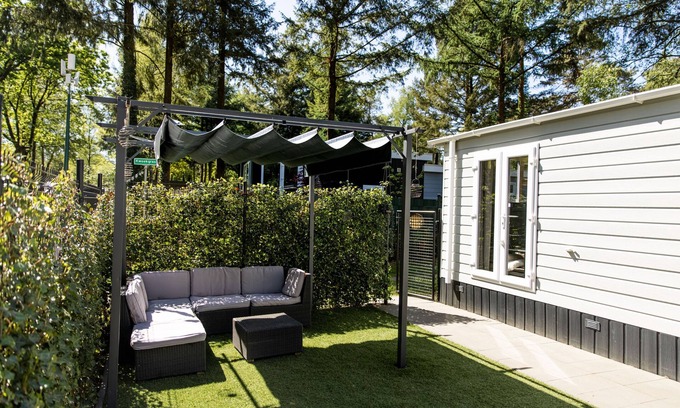 Bosgebied Hoenderloo Chalet De Esquí | Cozy dog‑friendly forest chalet near Hoge Veluwe with pool & fenced garden