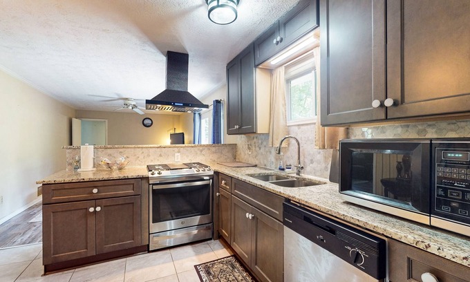 Snellville Casa | Cozy dog-friendly house, fenced backyard, patio, wifi, w/d, and garage