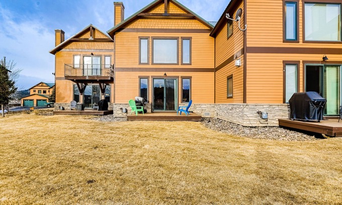 South Fork Casa | Cozy Dog-Friendly Retreat w/Gas Fireplace, W/D, Furnished Patio
