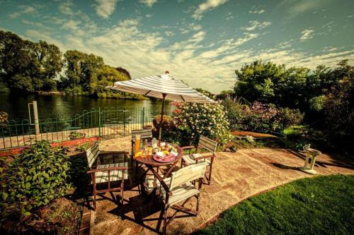 Staines Casa | Cozy double bedroom in stunning Bungalow on River Thames - near Thorpe Park/Royal Holloway University/20mins from Heathrow