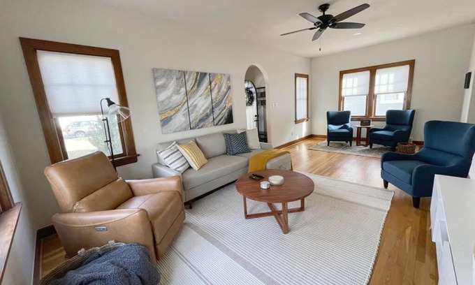 Great Bend Casa | Cozy Double King Suite Bungalow with free WiFi