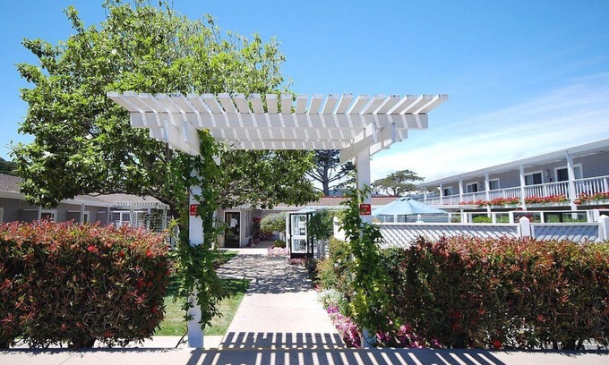 Downtown Monterey Cabina | Cozy Double Queen Room at Ocean-Side Property!