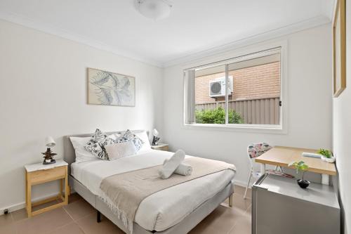 Panania Casa | Cozy Double Room in Panania - Close to Stations & Stores - Shared Bathroom