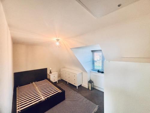 Peterborough Casa | Cozy Double Room with Private Shower in Hampton Lakes